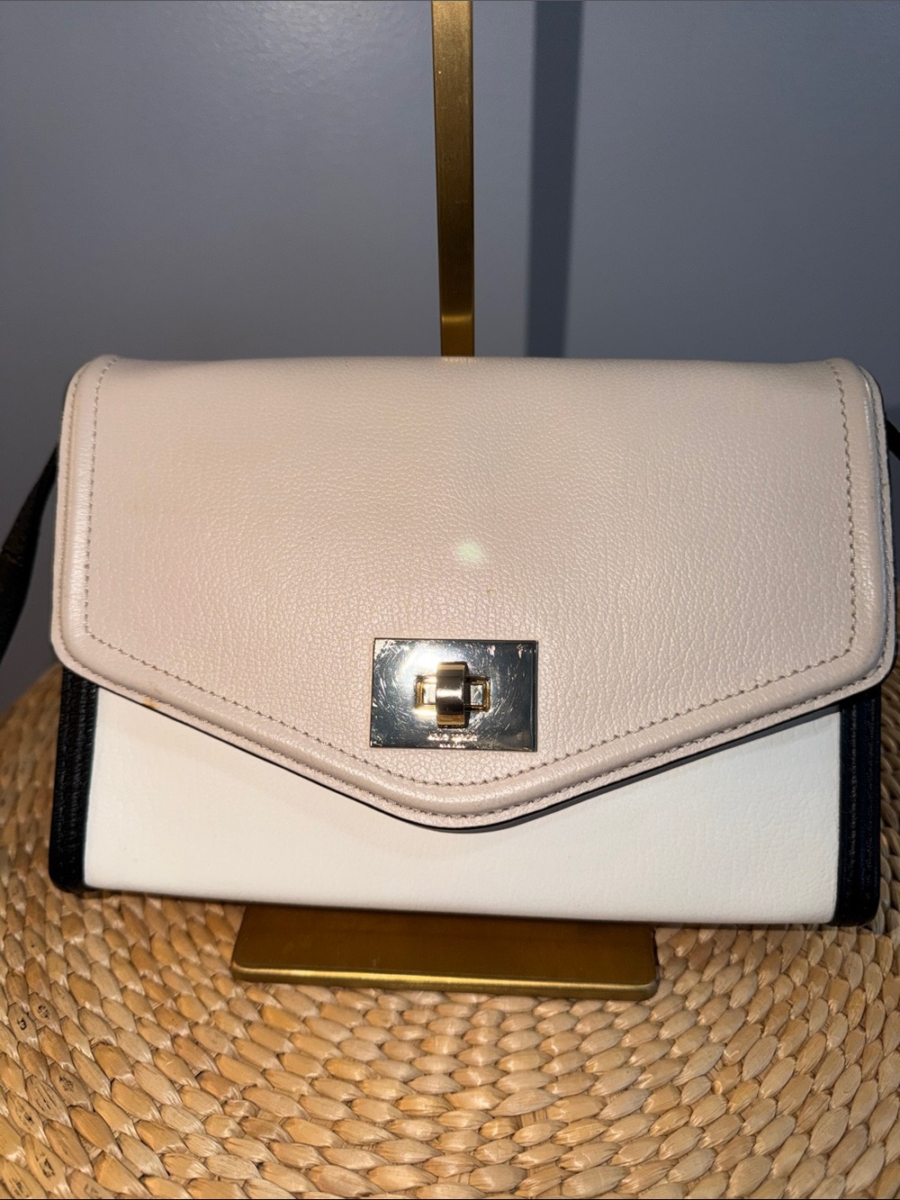 Kate Spade EUC cream and tan with black trim Crossbody bag 9 x 6 x 1 3/4 - Picture 4 of 9